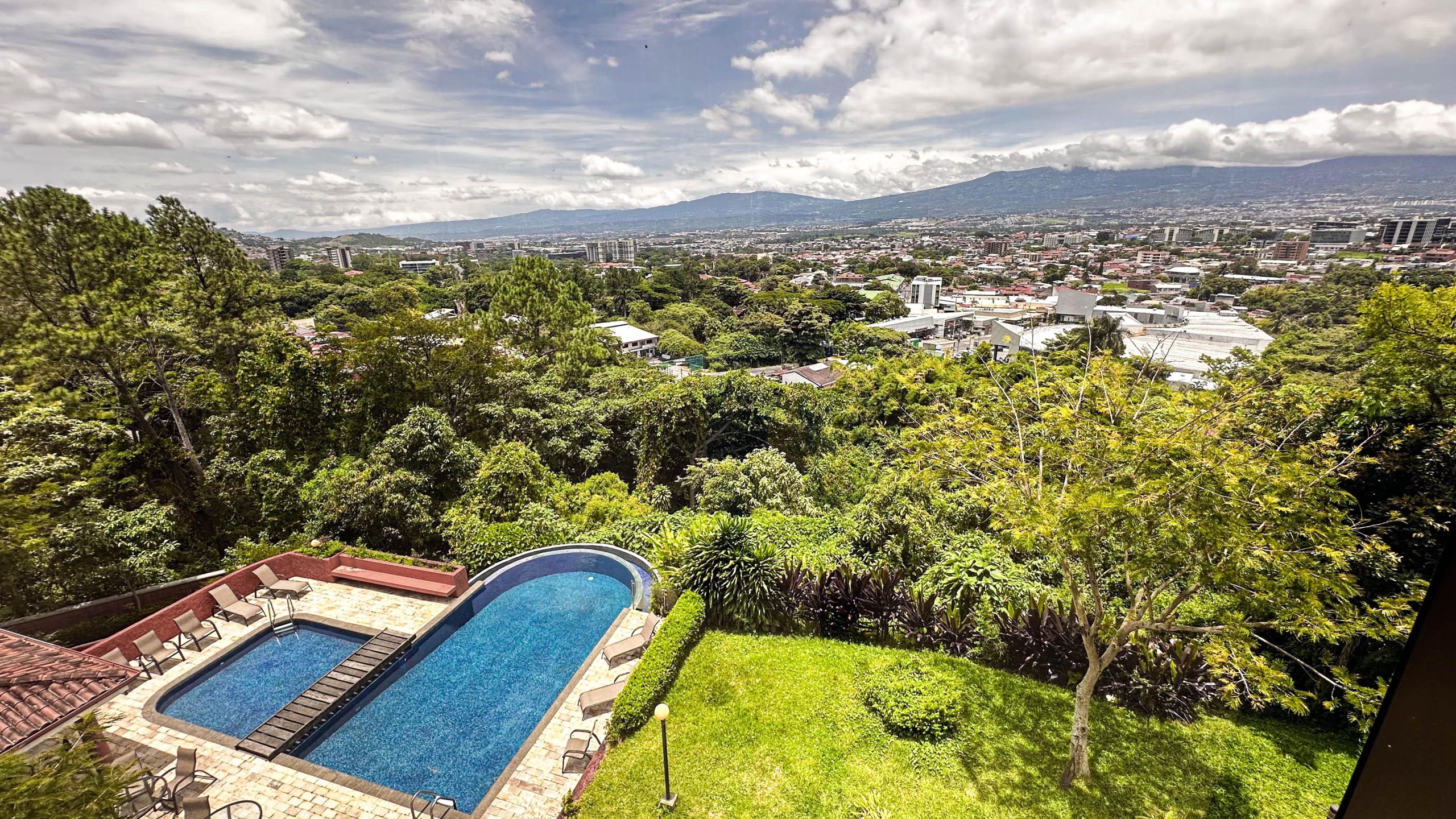 Lujoso Penthouse con Piscina en San Rafael de Escazú